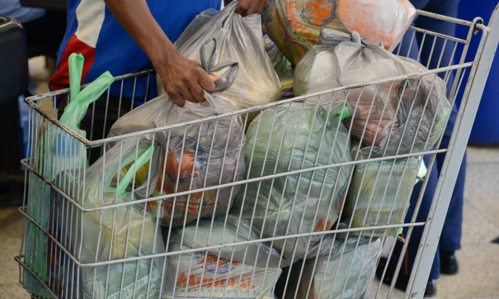 Supermercado é multado em mais de R$500 mil após vender carne estragada em SC