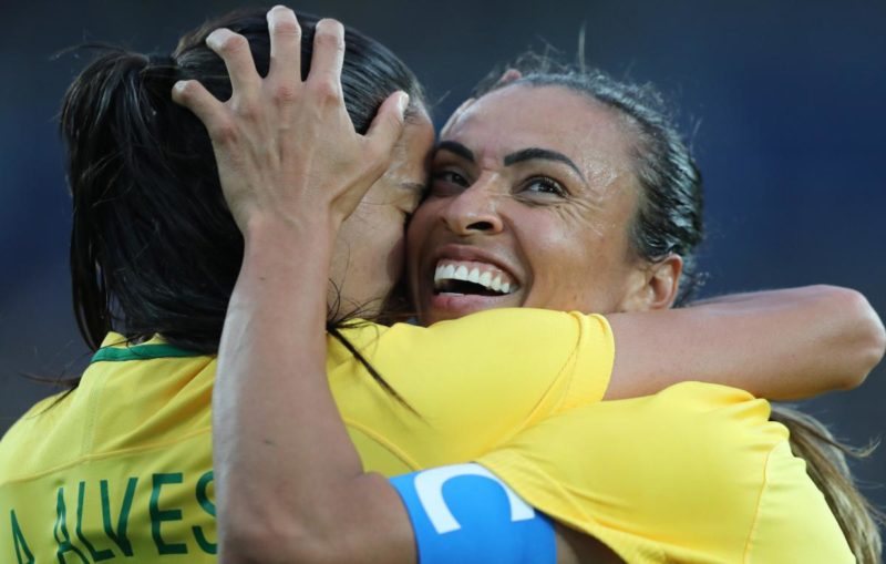 Marta faz história e comanda goleada do Brasil sobre a China na estreia em Tóquio