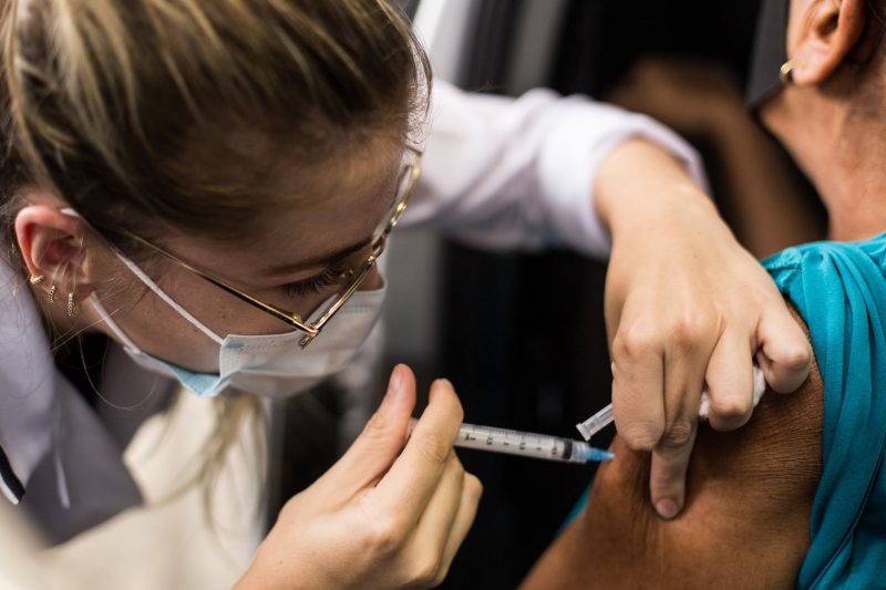 Ministério da Saúde recomenda que SC interrompa vacinação de adolescentes