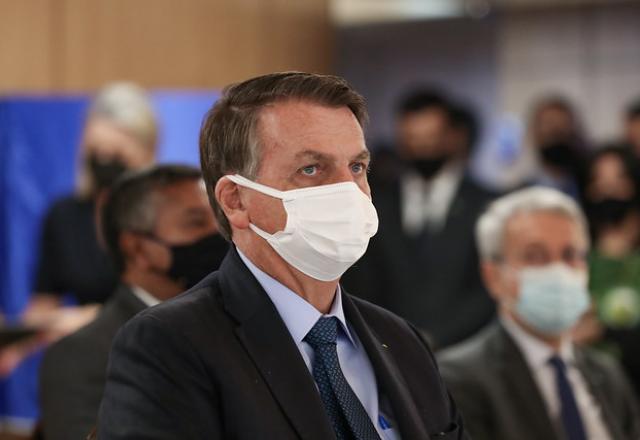 Bolsonaro quer data para fim do uso obrigatório de máscaras no Brasil