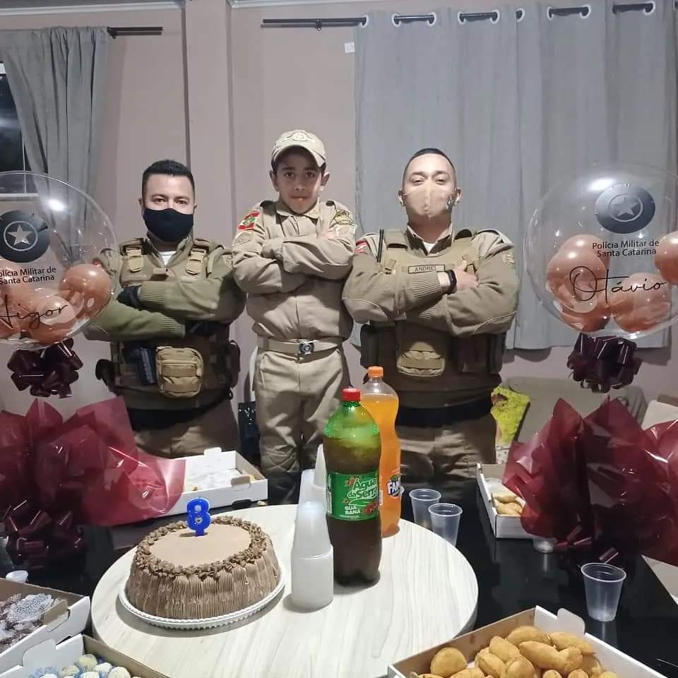 Fãs da Polícia Militar recebem visita surpresa no dia do aniversário