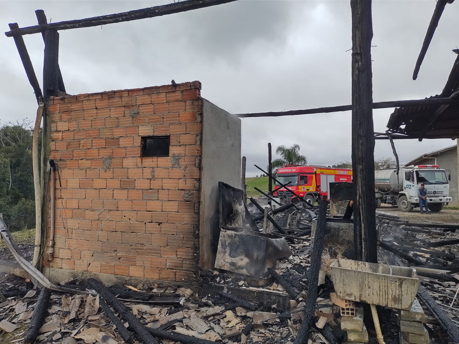 FOTOS: Casa é totalmente destruída pelo fogo no Alto Vale