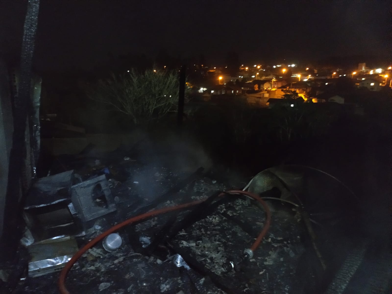 Incêndio destrói parte de residência no Alto Vale