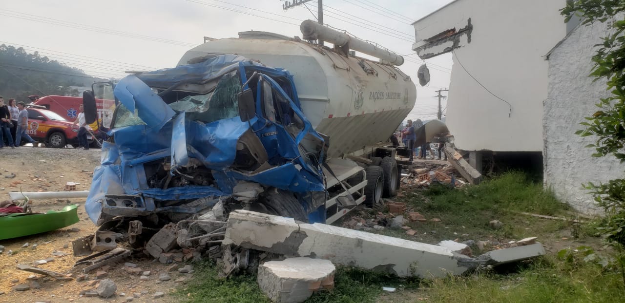 Grave acidente deixa várias pessoas feridas após caminhão ficar sem freio, em Ituporanga