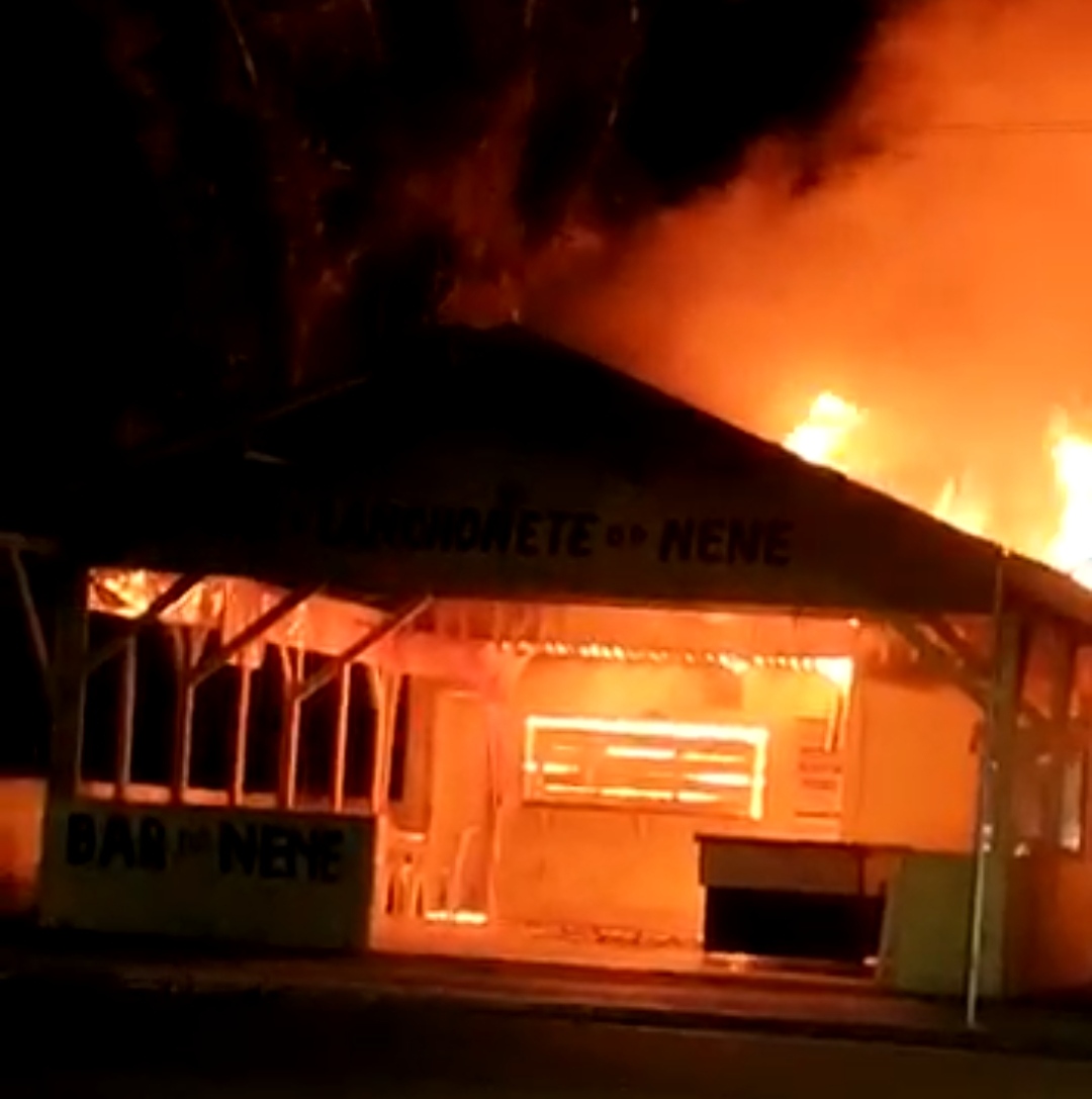 Vídeo mostra incêndio em estabelecimento comercial de Pouso Redondo