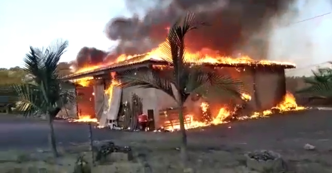 Vídeo: Incêndio de grandes proporções é registrado em Dona Emma