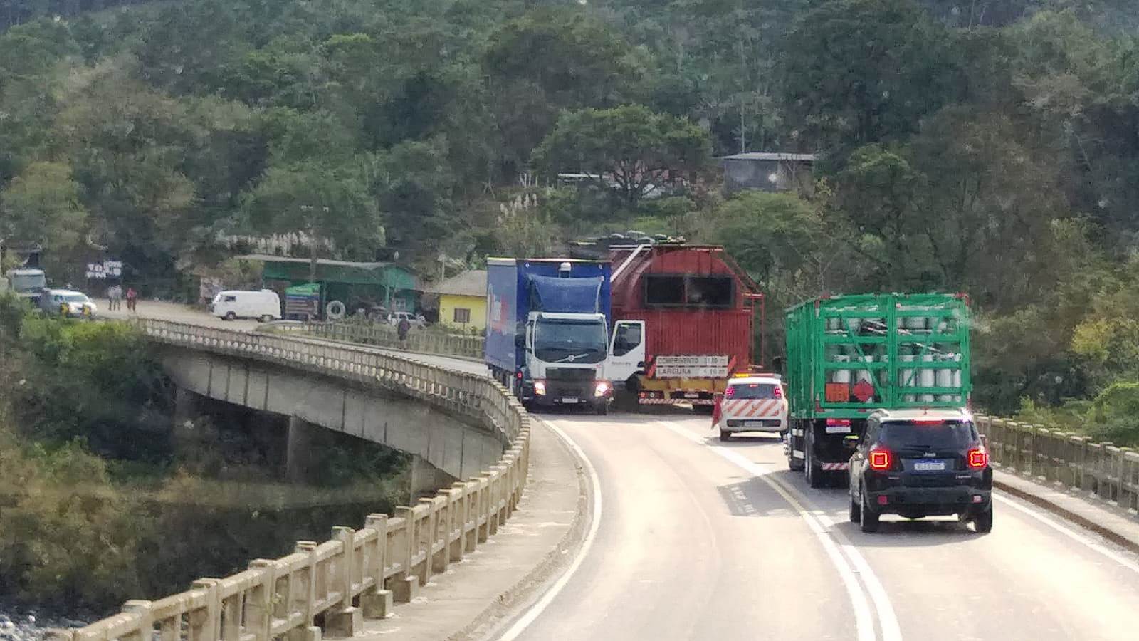 Colisão entre veículos pesados causa congestionamento intenso na ponte divisa de Ibirama/Apiúna