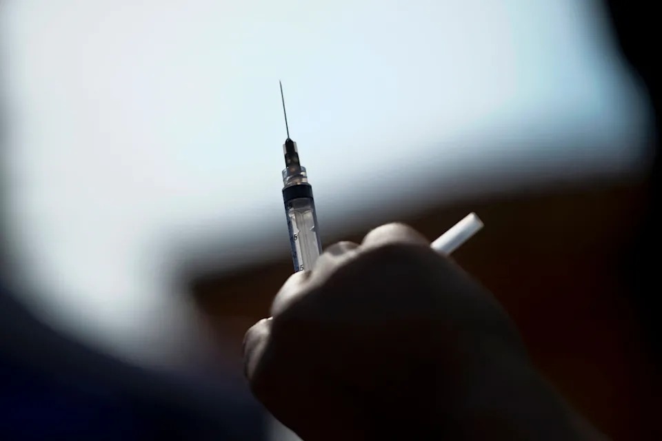 Enfermeira esquece agulha no quadril de bebê após vacinação em SC