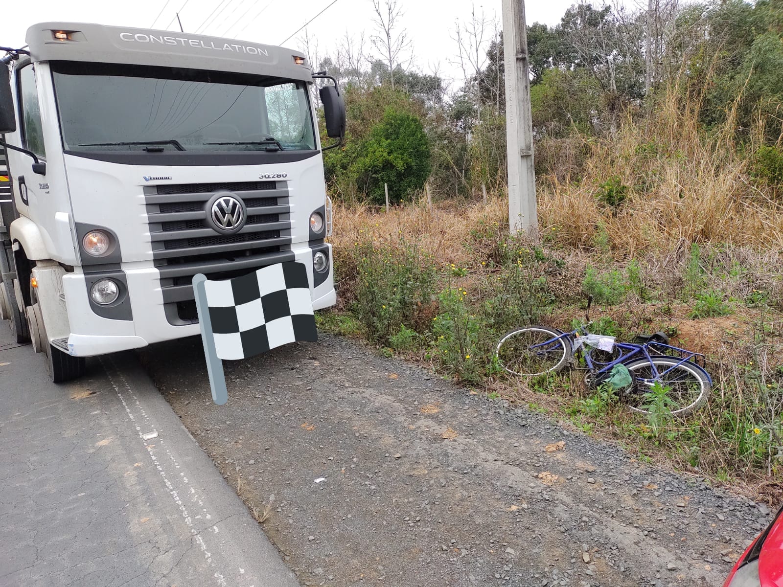 Ciclista fica em estado grave após colidir em caminhão no Alto Vale