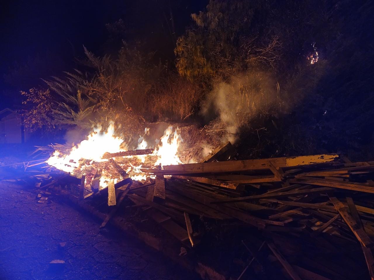 Bombeiros combatem incêndio em entulho de madeira no Alto Vale
