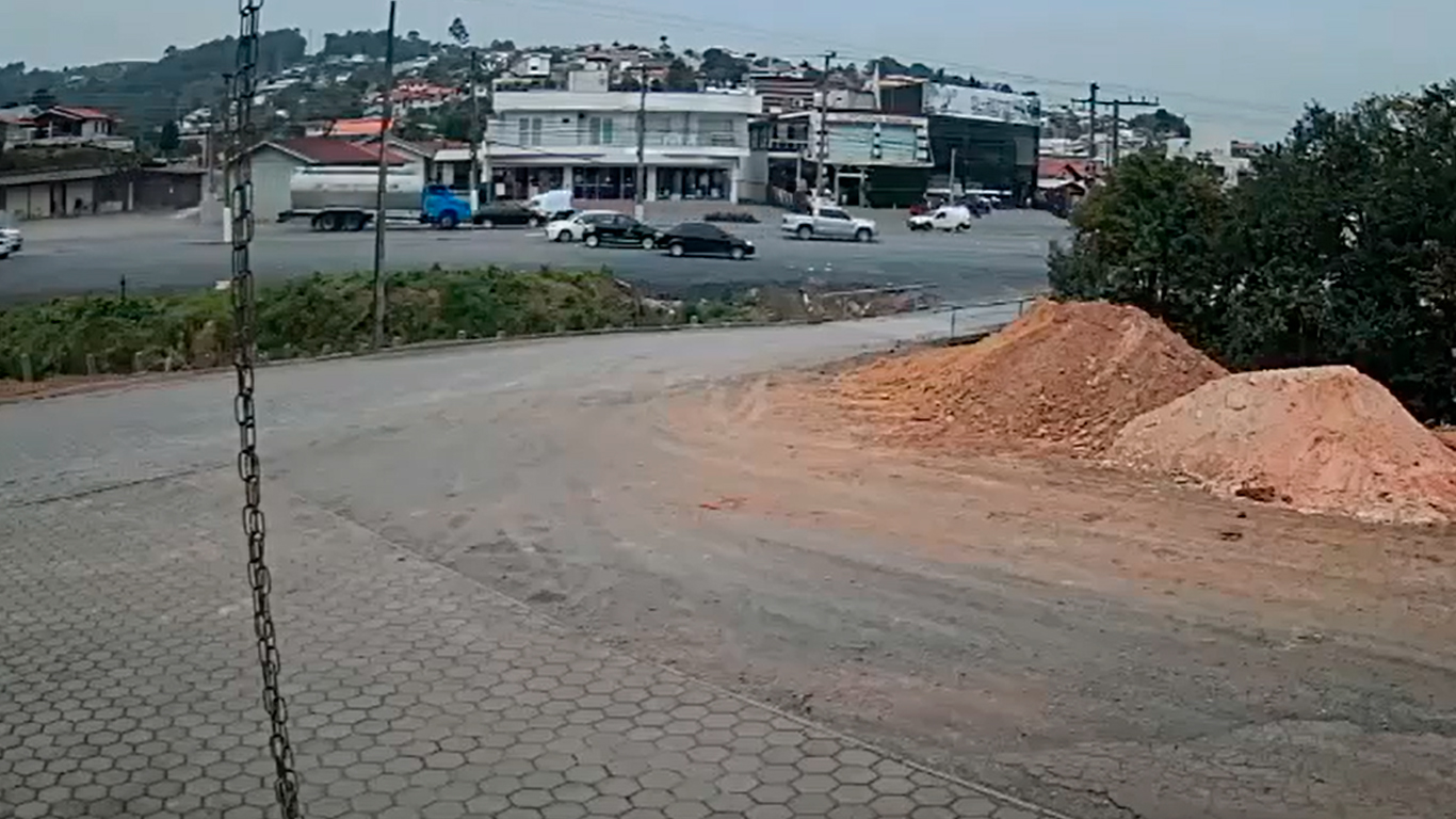 Vídeo mostra momento exato que caminhão desgovernado atinge veículos em Ituporanga