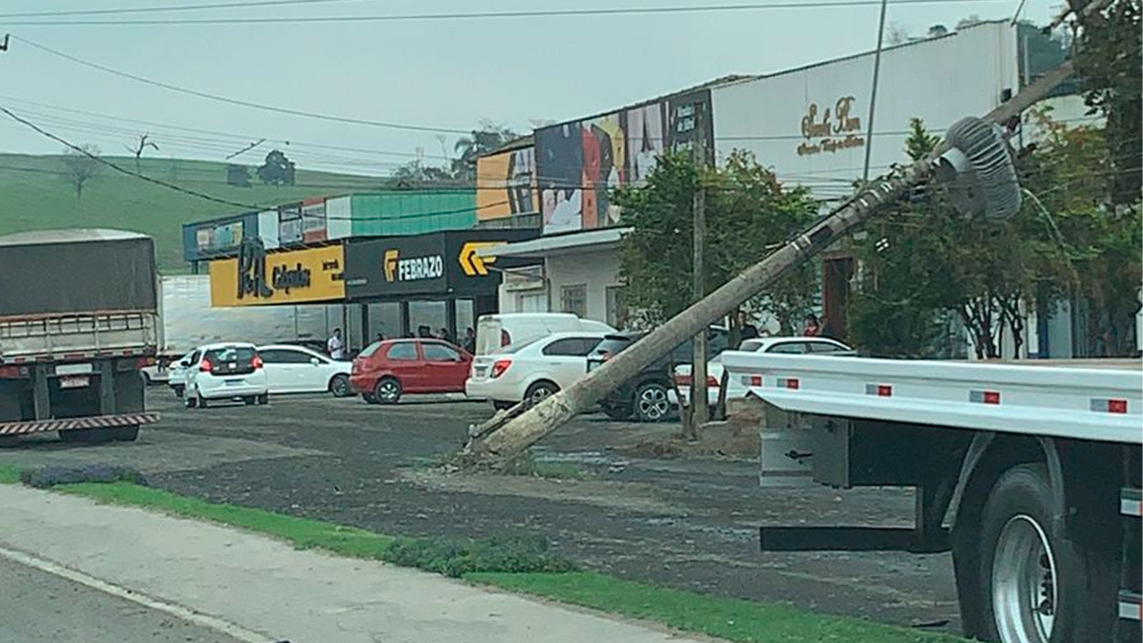 Caminhão derruba poste em Pouso Redondo