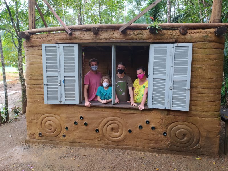 Casa de barro feita com as ‘próprias mãos’ vira sonho realizado de família em SC