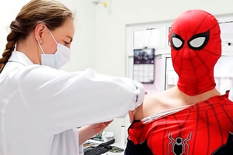 ‘Homem-Aranha’ se vacina contra a Covid-19 no Alto Vale