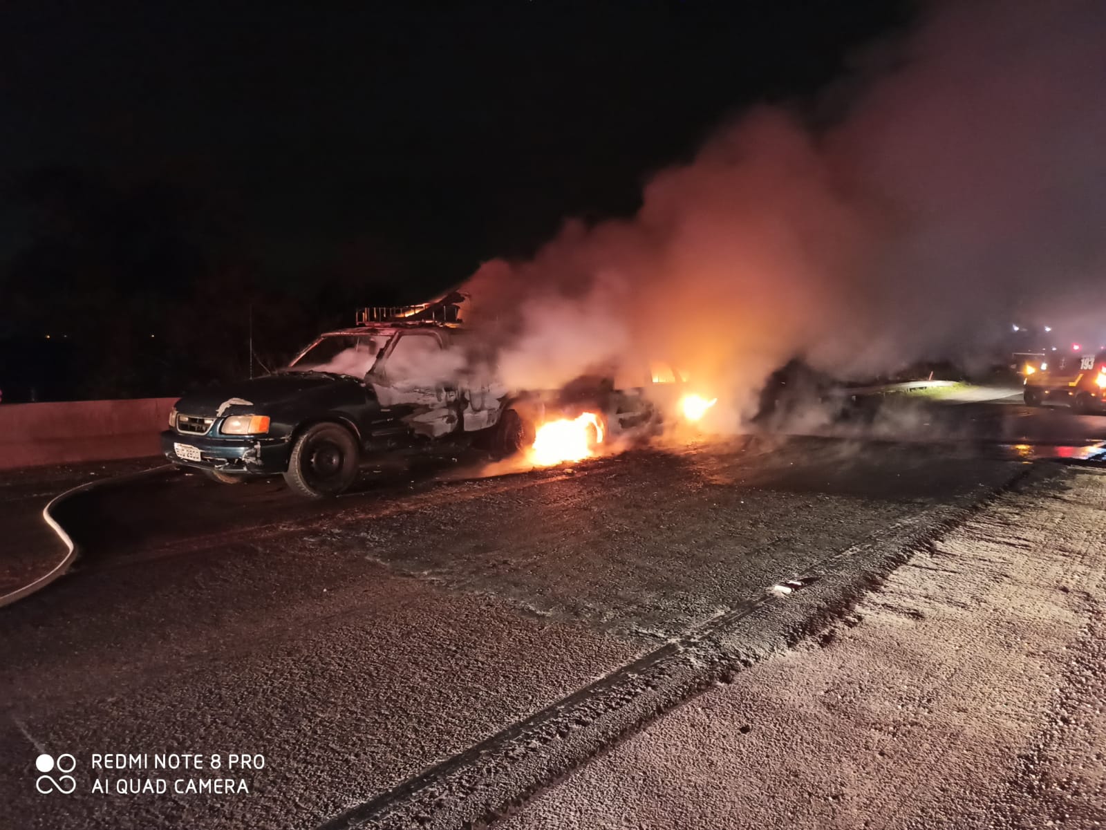 Dois carros pegam fogo após batida na BR-470 no Vale do Itajaí