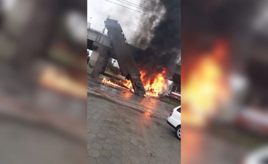 Caminhão pega fogo após cair de viaduto em SC