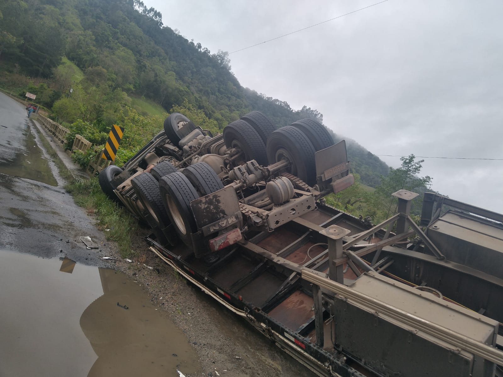 Milagre: Motorista escapa ileso após caminhão tombar em rodovia de SC