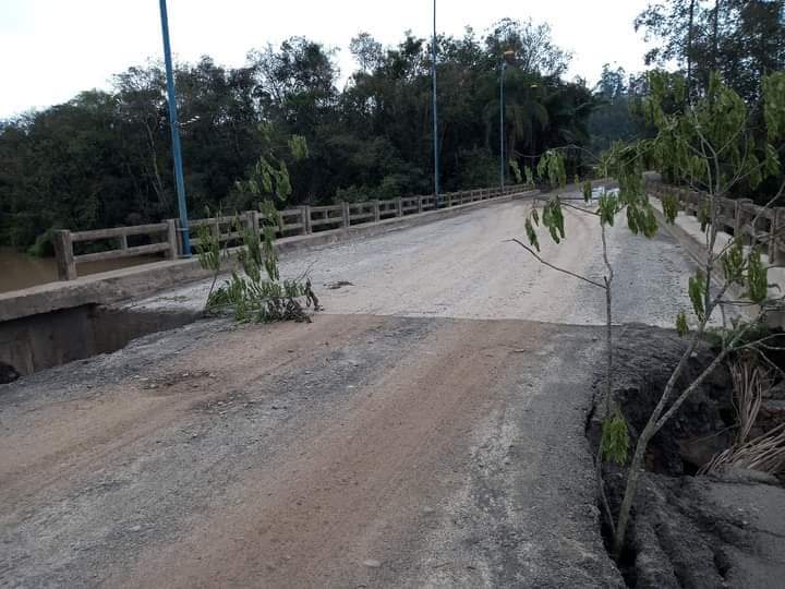 Cabeceira de ponte fica danificada com chuva, em Rio do Oeste