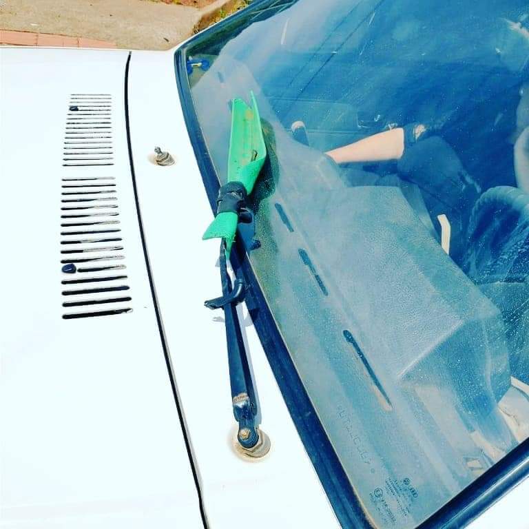 Motorista é flagrado usando rodo como limpador de para-brisa em Santa Catarina