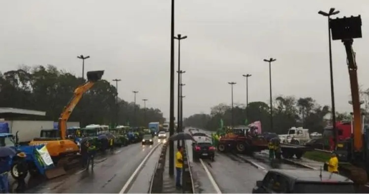 Justiça proíbe caminhoneiros de fechar rodovias federais de SC