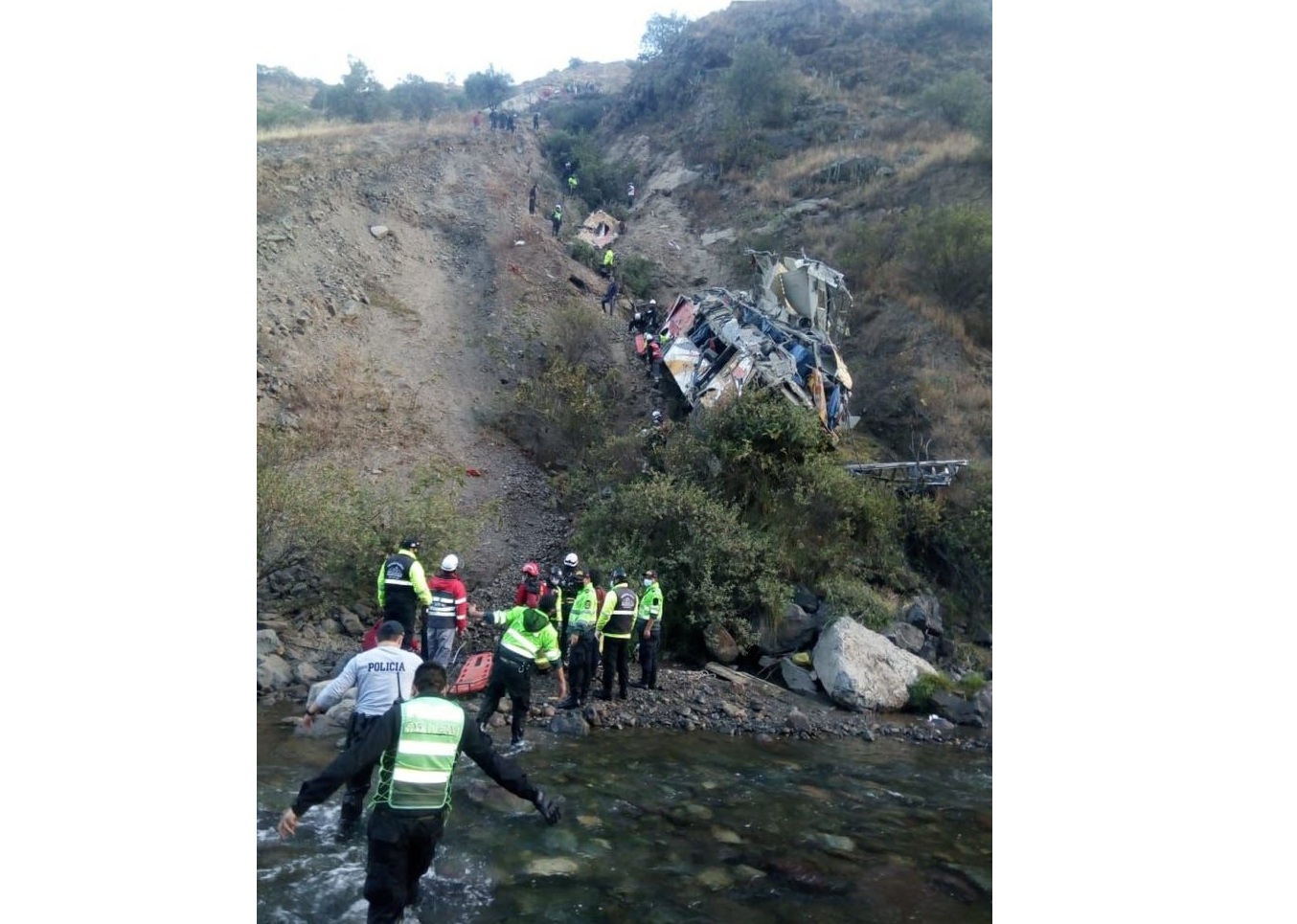 Gravíssimo acidente com ônibus em estrada da Cordilheira dos Andes deixa pelo menos 33 mortos e 20 feridos