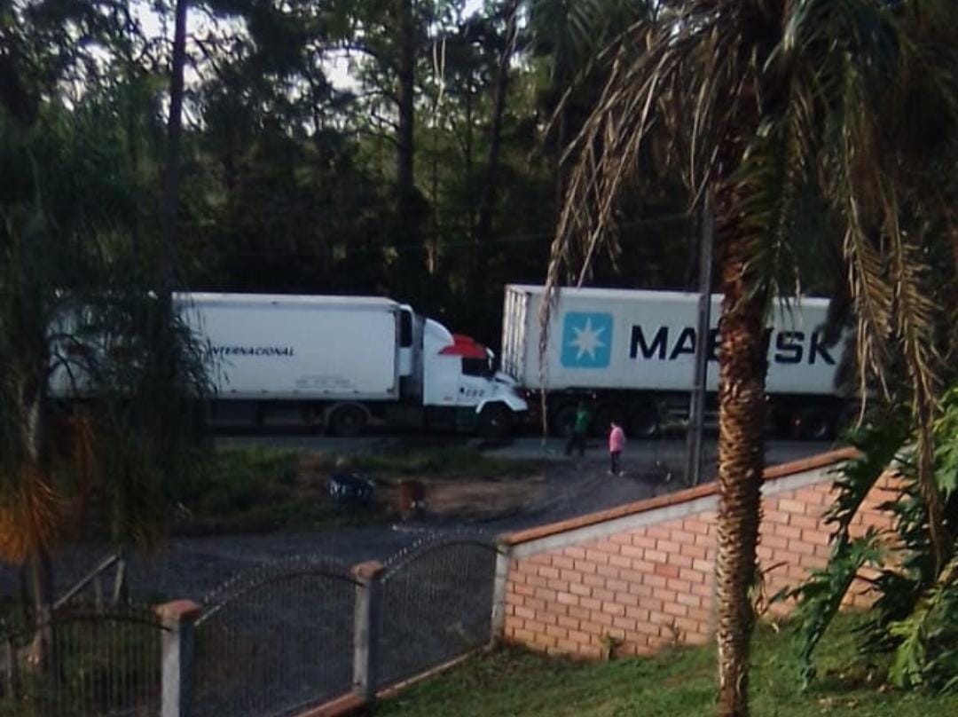 Colisão traseira entre caminhões é registrada na BR-470, em Pouso Redondo