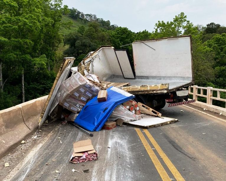 Caminhão se despedaça após bater em mureta de ponte em SC