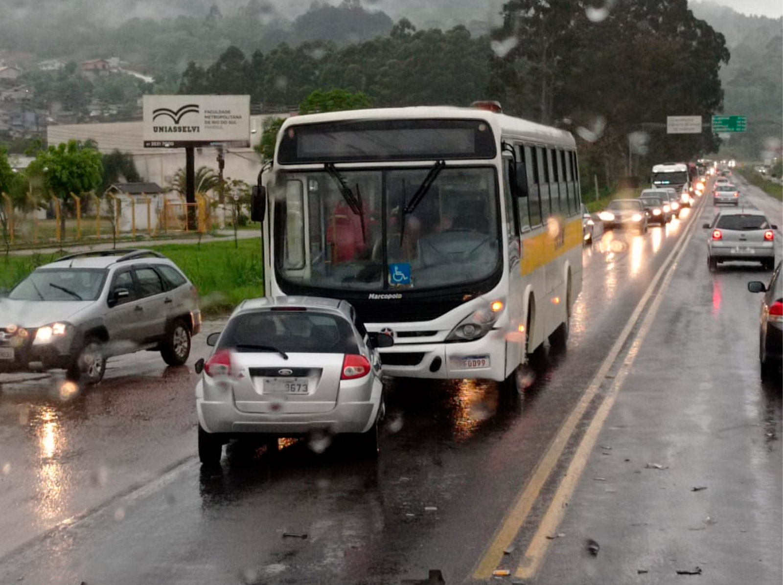 Colisão entre carro e ônibus é registrada na BR-470, no Alto Vale