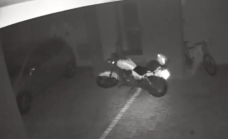 VÍDEO: moto ‘fantasma’ é flagrada andando sozinha em estacionamento