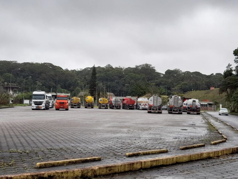 Caminhoneiros bloqueiam distribuidora de combustíveis em SC; saiba como fica abastecimento