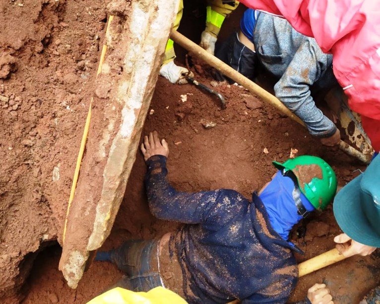 Duas pessoas ficam soterradas no centro de cidade de SC