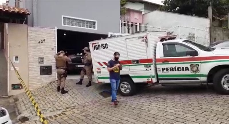URGENTE: Homem mata ex-mulher no Vale do Itajaí depois comete suicídio e deixa o filho esperando do lado de fora de casa