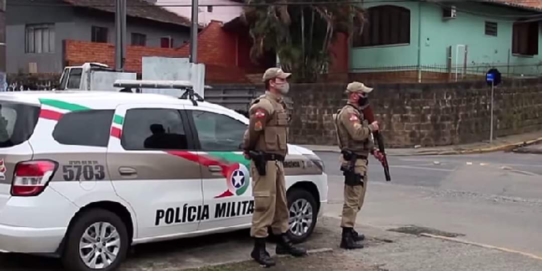 Polícia Militar prende em flagrante dupla com mandado de prisão, no Alto Vale