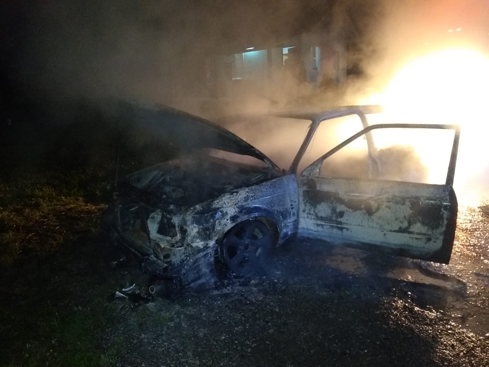 Carro é completamente destruído pelo fogo, em Salete