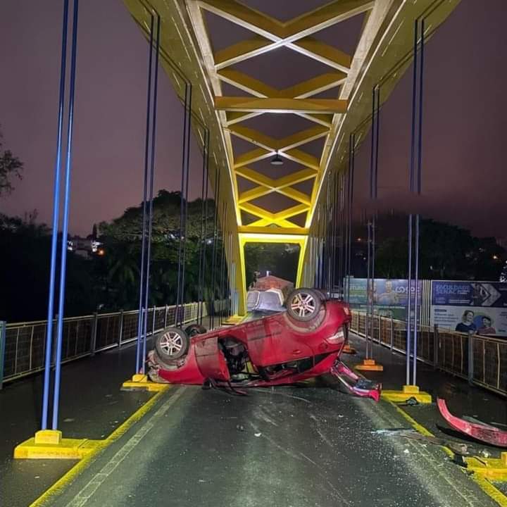 Carro capota no acesso a ponte dos arcos em Rio do Sul
