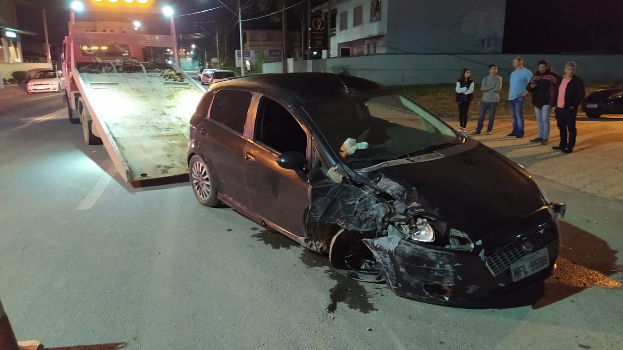 FOTOS: Carro colide em poste no centro de Taió e uma pessoa é encaminhada ao hospital
