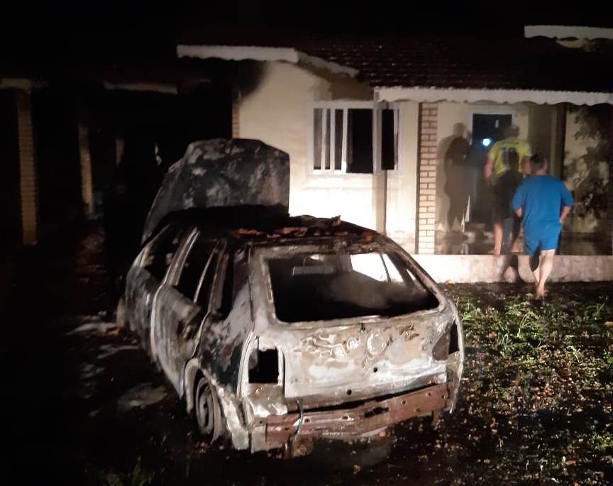 Incêndio destrói veículo e parte de residência, no Alto Vale
