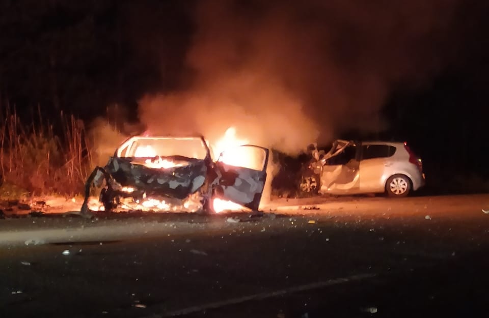 Duas pessoas morrem após carro pega fogo em gravíssimo acidente no Alto Vale