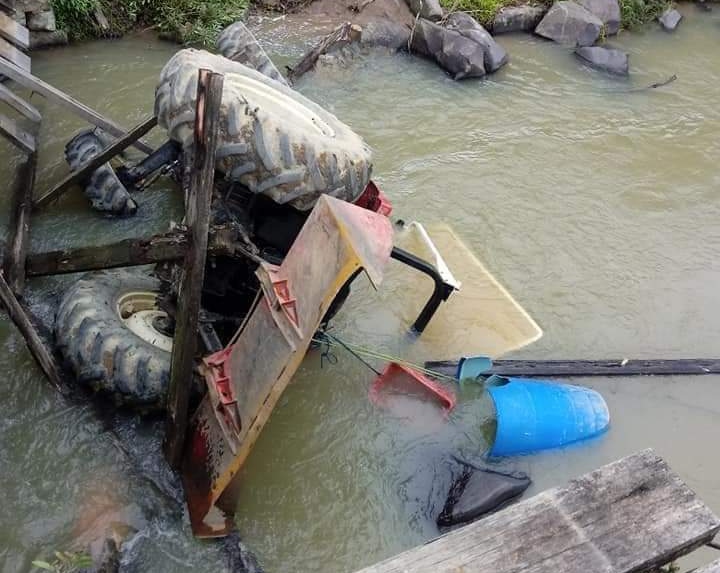 Trator cai em rio após ponte desabar, no Alto Vale