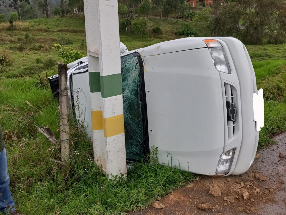 Carro capota após acidente na SC-281, em Braço do Trombudo