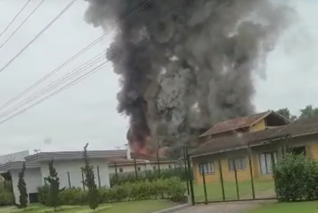 Incêndio de grandes proporções é registrado em residência, em Rio do Oeste