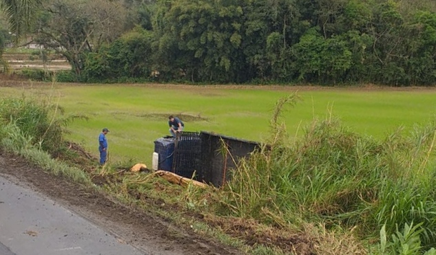 Caminhão tomba as margens da BR-470, em Pouso Redondo