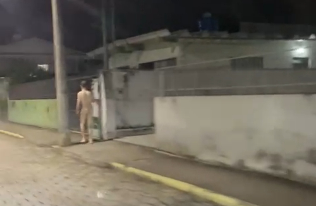 Homem é flagrado andando pelado na rua e é preso após desacato aos policiais, em Rio do Sul
