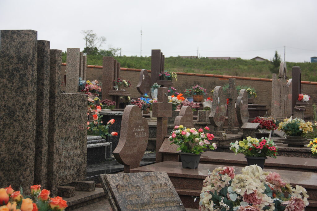 Letreiros e crucifixos são furtados de cemitério no Alto Vale