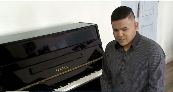 ‘Consigo expressar através da música’, diz jovem cego de SC que aprendeu piano ouvindo canções
