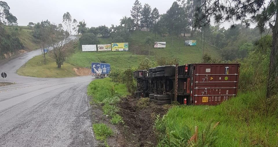 Caminhão tomba as margens da BR-470, em Pouso Redondo