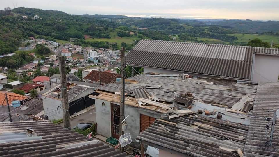 Defesa Civil suspeita que tornado destelhou casas em SC