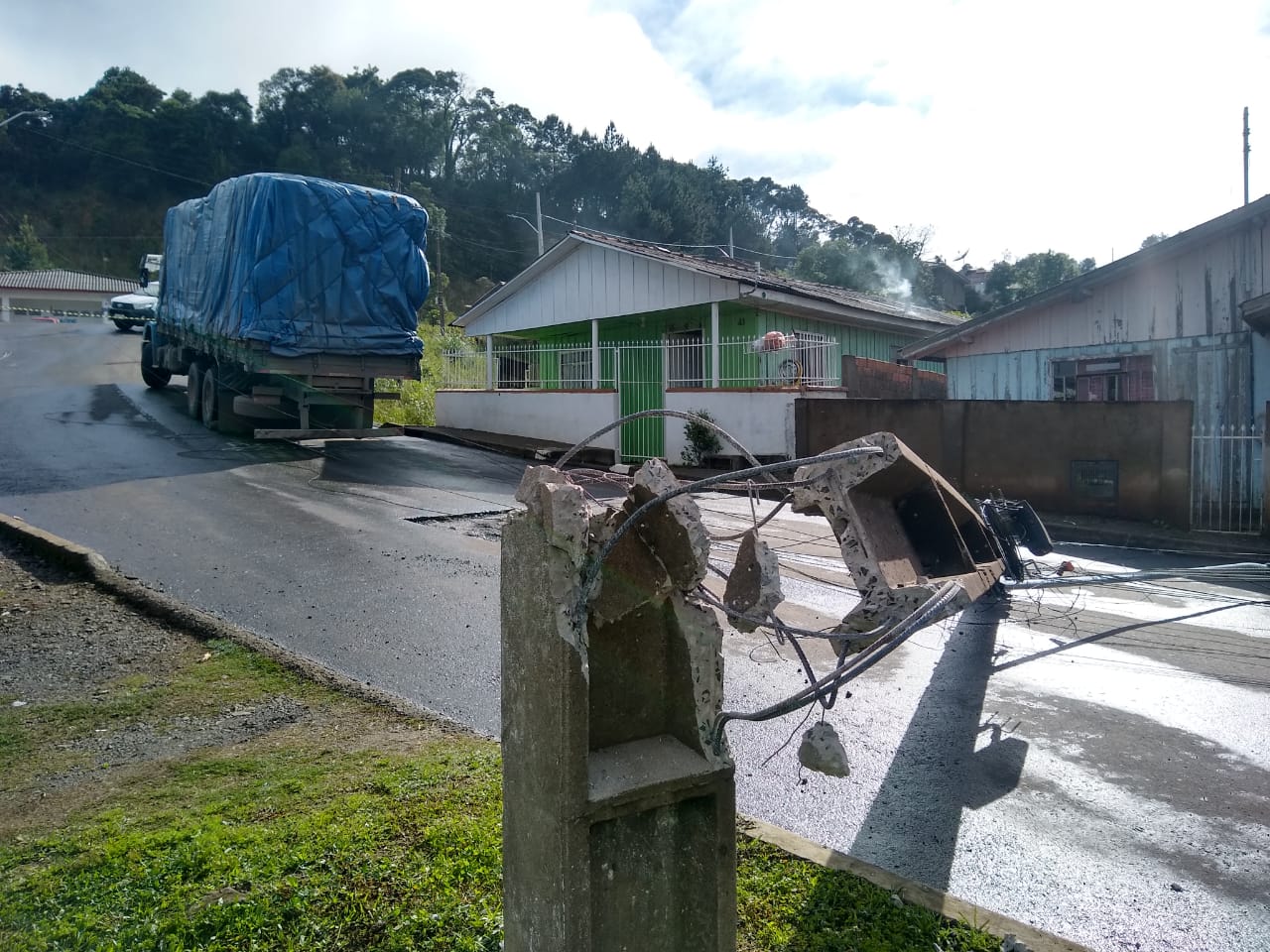 Caminhão derruba poste e moradores ficam sem energia em Santa Cecília