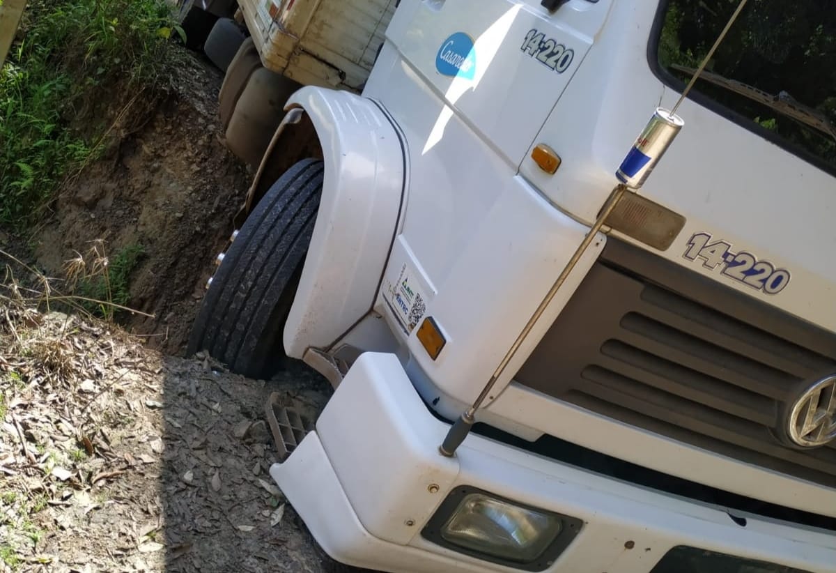 Caminhão fica “encalhado” após não conseguir fazer curva no interior de Taió