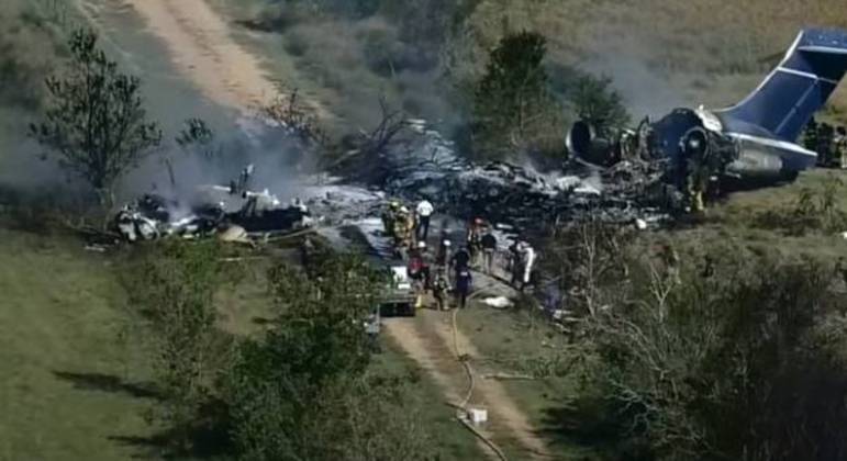 MILAGRE: avião cai, fica destruído e todos os ocupantes sobrevivem